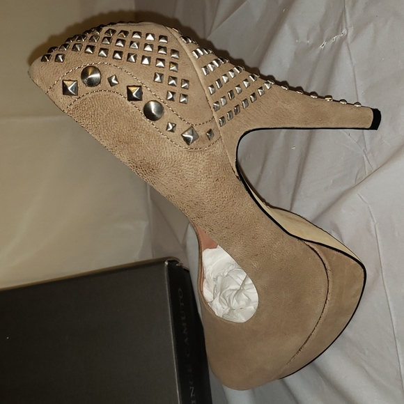 💣Vince Camuto Tan Muted Silver Stud Heels size 10M - Picture 4 of 8